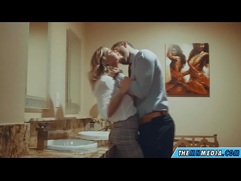 ❤️ Wakati blonde mwenye busty anakutongoza kwenye choo cha umma Video ya kutatanisha  ❌️❤